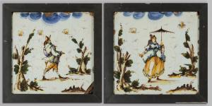 Coppia di mattonelle in ceramica policroma a fondo bianco con personaggi, Savona secolo XVIII